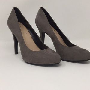 Jessica Simpson sz7 grey heels